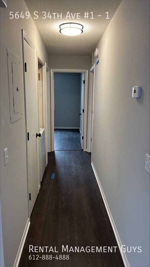 Building Photo - Nice 2 Bedroom Apartment! Completely Updated!