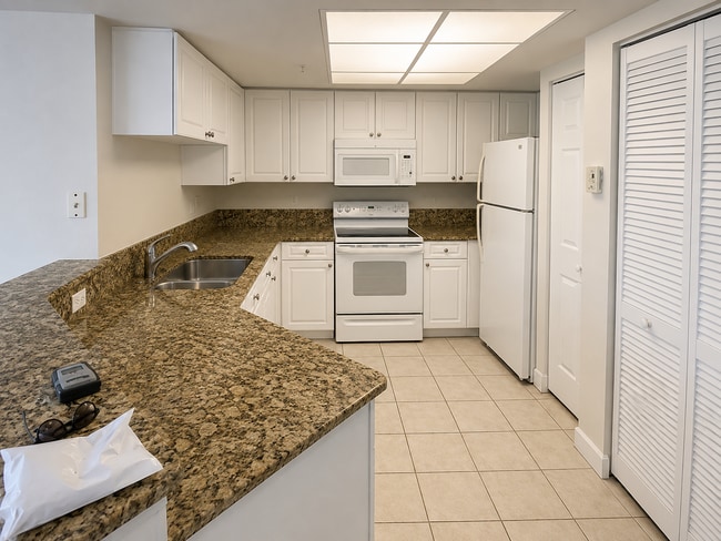 Building Photo - 1100 Crestwood Ct S