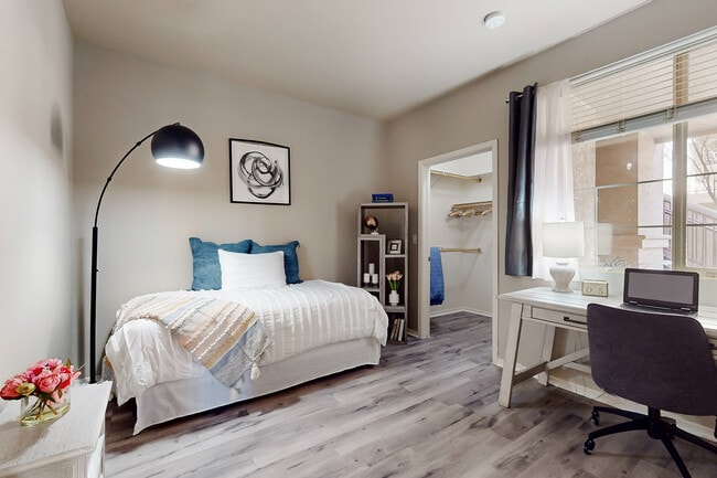 Experimente la comodidad y la elegancia en este dormitorio bellamente diseñado. - Las Mananitas Apartments