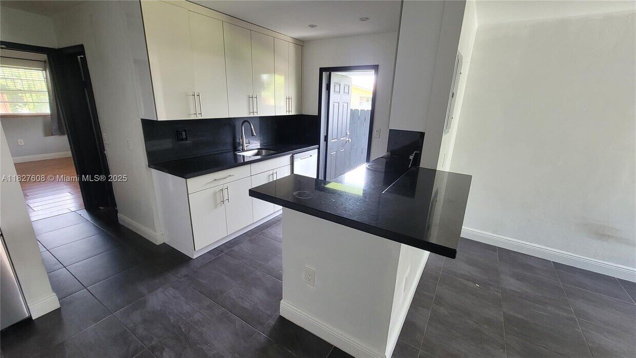 Foto principal - 3042 NW 27th St