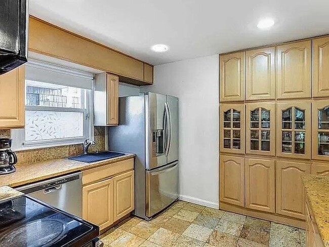 Foto del edificio - 57-75-75 Cloverdale Blvd