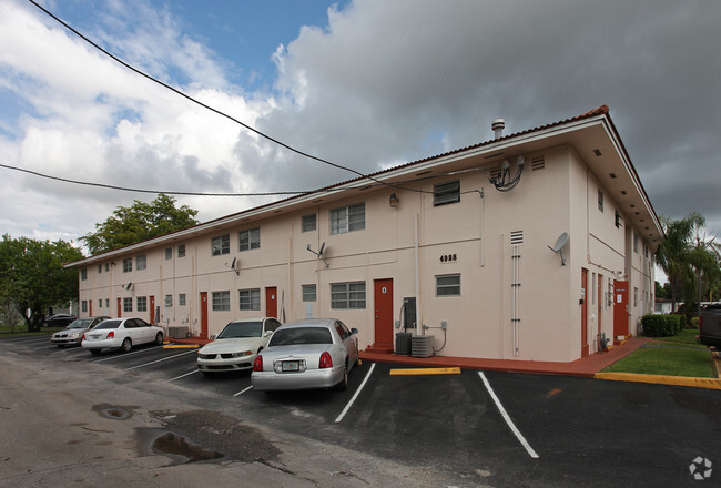 Building Photo - Hollywood Courtyard Apartments