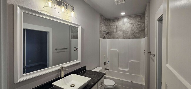 Building Photo - DTR - 210 N 7th Street