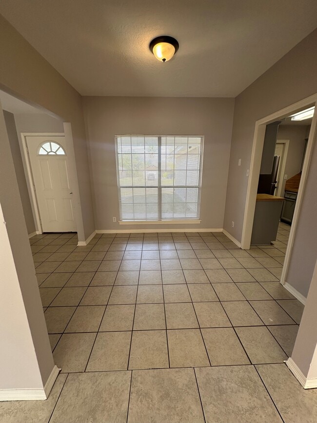Building Photo - 2612 Cheyenne Dr