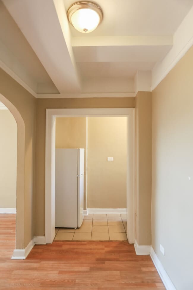 Building Photo - 920 W Eastwood Ave