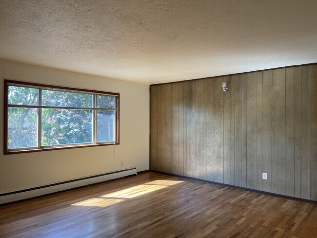 Building Photo - 2 Bedroom / 1 Bathroom Ground-Floor Apartment on SE Gladstone