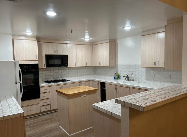 Kitchen - 5350 White Oak Ave