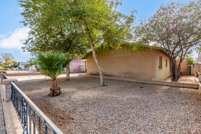 Building Photo - 1611 E El Parque Dr