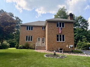 Building Photo - 110 Baron De Hirsch Rd
