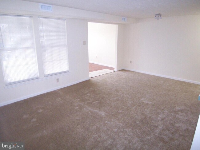 Foto del edificio - 901 Woodbridge Ct