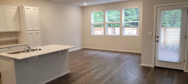 Foto del edificio - SHOWS LIKE NEW!