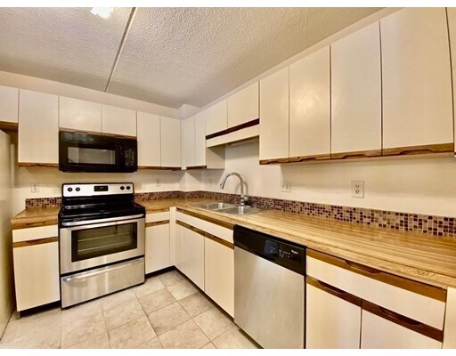 Primary Photo - 200 Cove Way