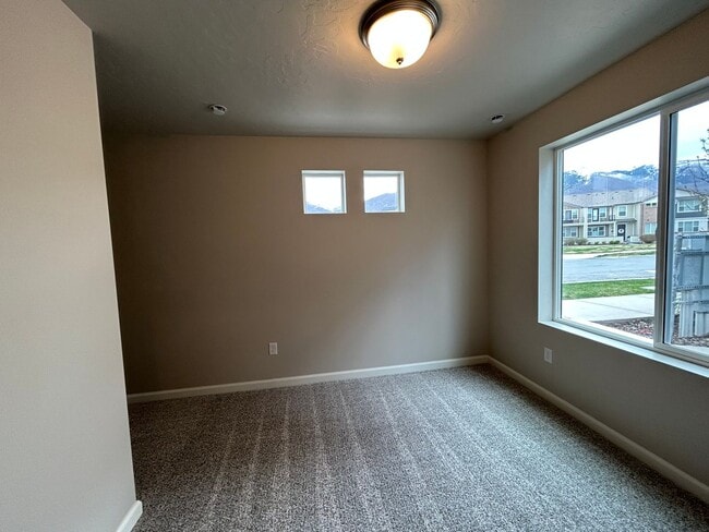 Building Photo - 3 Bedroom 3 Bathroom Home in Farmington Utah!