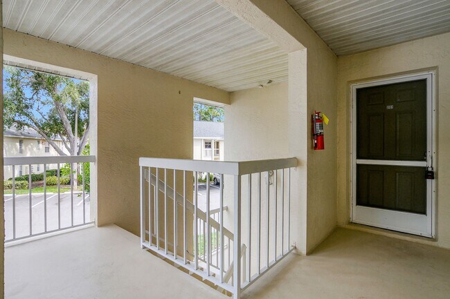 Foto del edificio - Berkshire Lakes, 2nd Floor, Corner Unit for Annual Lease