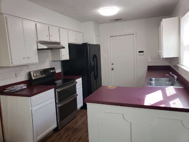 Building Photo - Beautiful Three Bed /2 Bath Home Close to ...