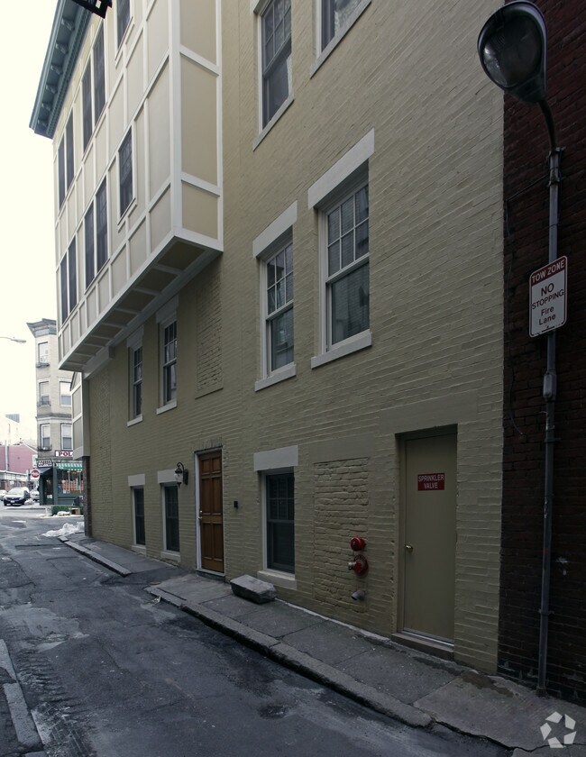 Foto del edificio - 8-12 Bartlett Pl