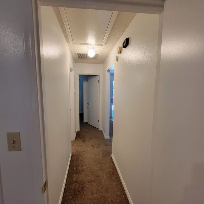 Building Photo - 2 bed 1.5 bath just remodeled