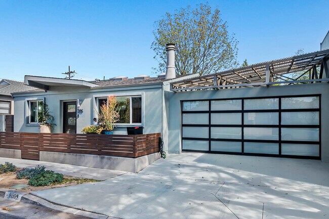 Building Photo - 3008 Sentney Ave