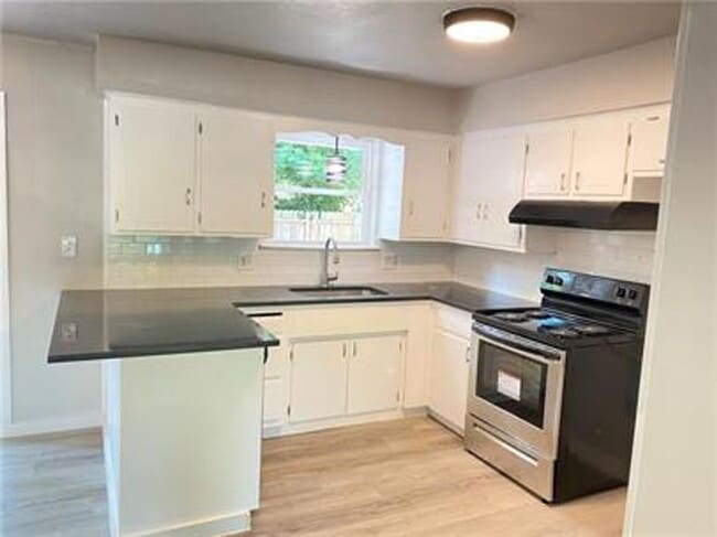 Building Photo - Come check out this wonderful 3 bed/ 1.5 b...