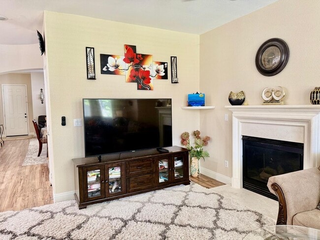 Foto del edificio - Great 5 Bedroom 3 Bathroom 2,400 sqft. Hom...