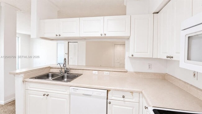 Foto del edificio - 17150 N Bay Rd