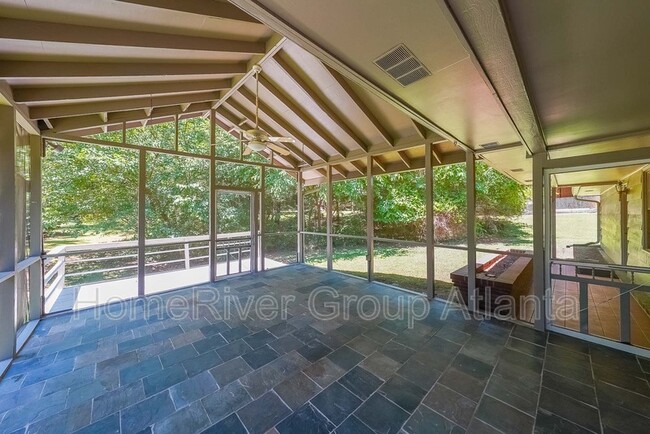 Building Photo - 447 Cove Dr NE