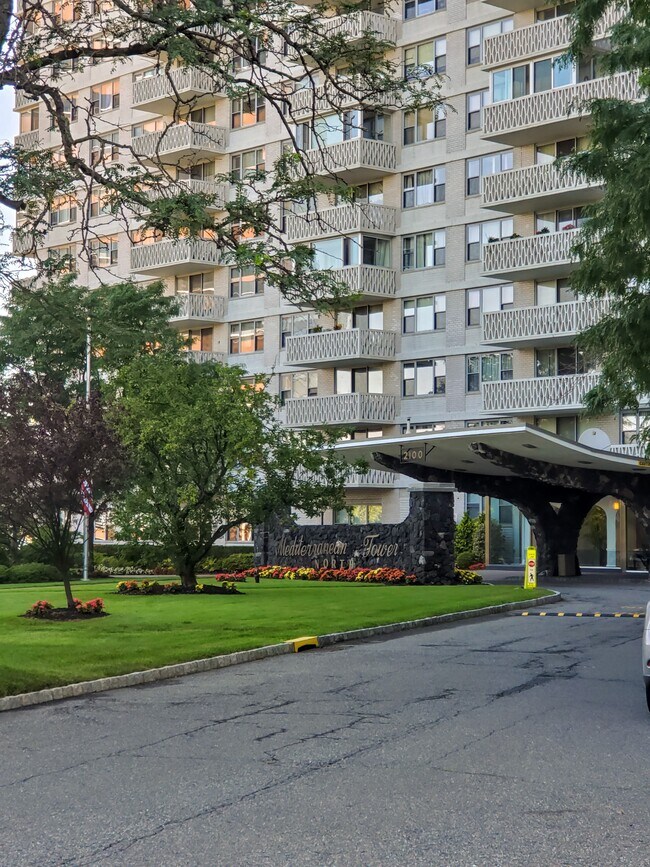 Foto del edificio - 2100 Linwood Ave