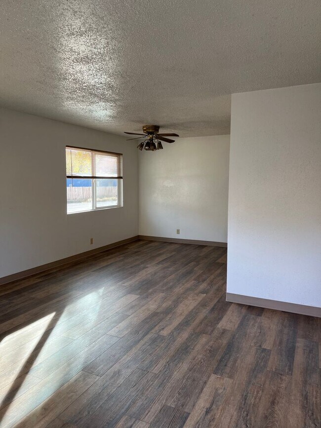 Foto del edificio - 3 bedroom 1 bathroom house - Lakeview, Oregon