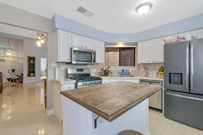 Building Photo - 13823 Purplemartin St