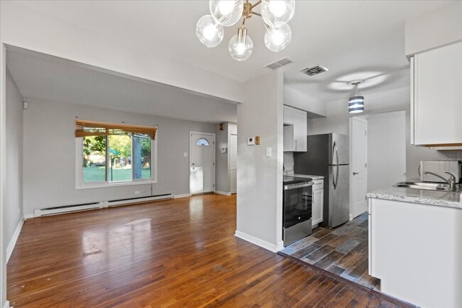 Foto del edificio - 1S239 Stratford Ln