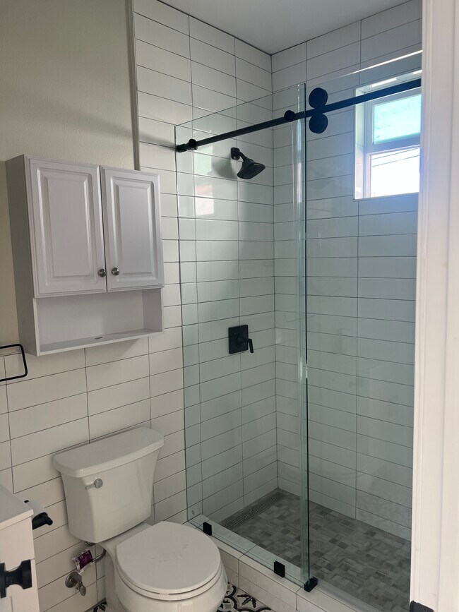 9 FOOT TALL CEILINGS - 240 N 4th St