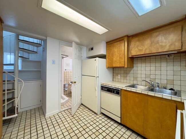 Building Photo - Charming 1 Bedroom Townhome ~ Ridgely's De...
