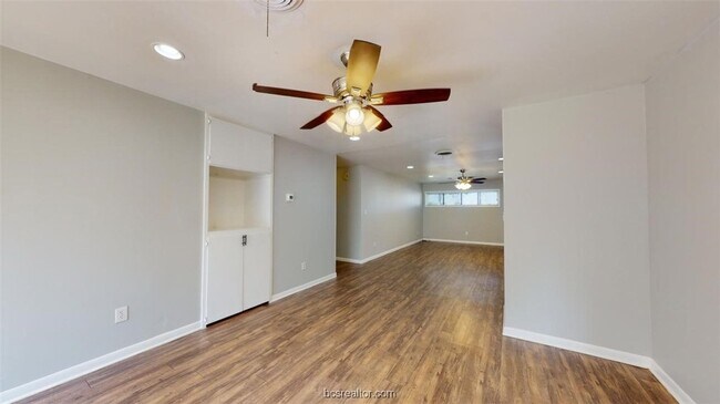 Foto del edificio - 1618 George Bush Dr