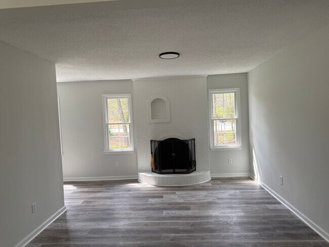 Building Photo - 4811 Chaucer Dr
