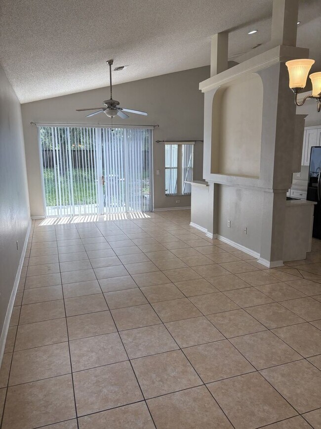 Foto del edificio - Spacious 4 Bedroom Home Near UCF