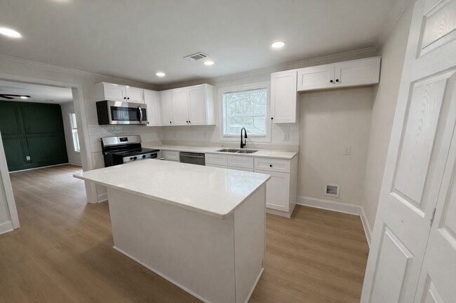 Foto del edificio - CHARMING COTTAGE AVAILABLE MARCH 9TH!