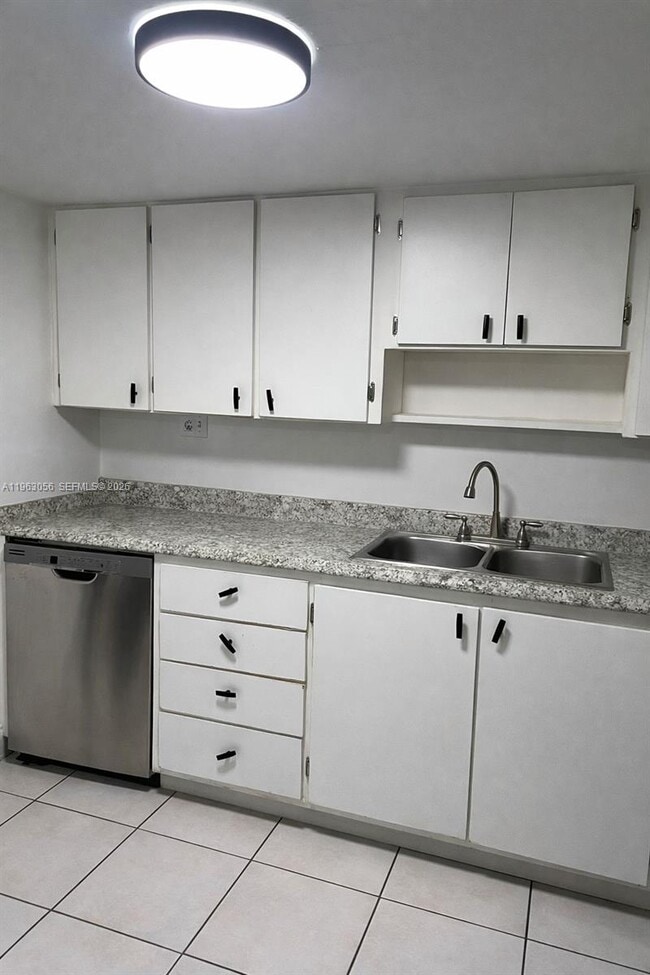 Building Photo - 9351 Fontainebleau Blvd