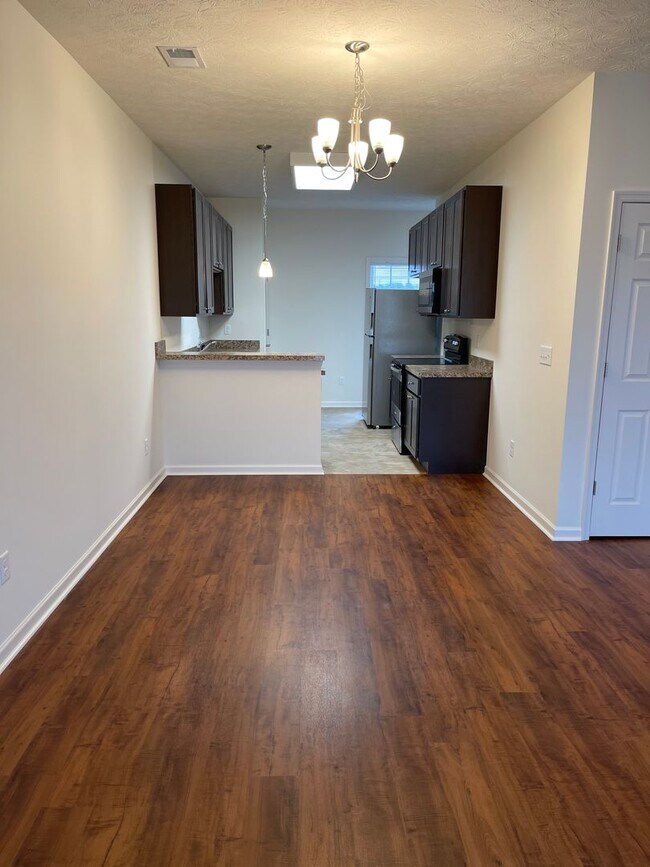 Building Photo - Like New Two Master Suite Apartment Townhouse