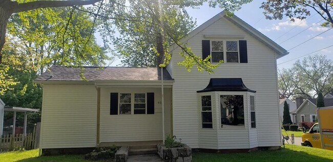 Charm and character awaits you at this complely reted 3 bed 1.5 bath home in downtown Valparaiso. - 402 Garfield Street