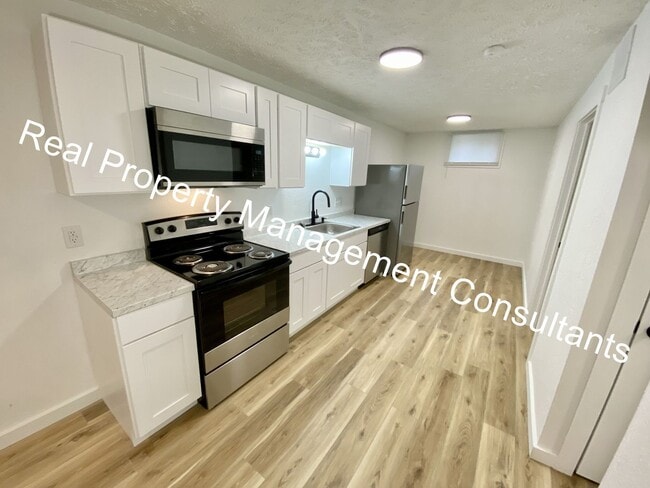 Building Photo - 2203 Twin Oaks Dr