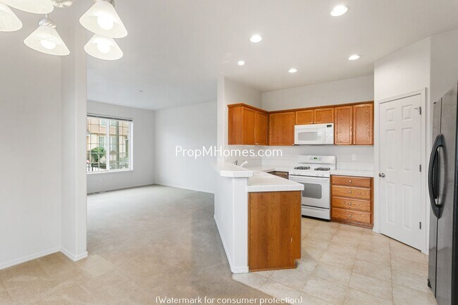 Foto del edificio - Two Bedroom End Unit Townhouse In Beaverto...