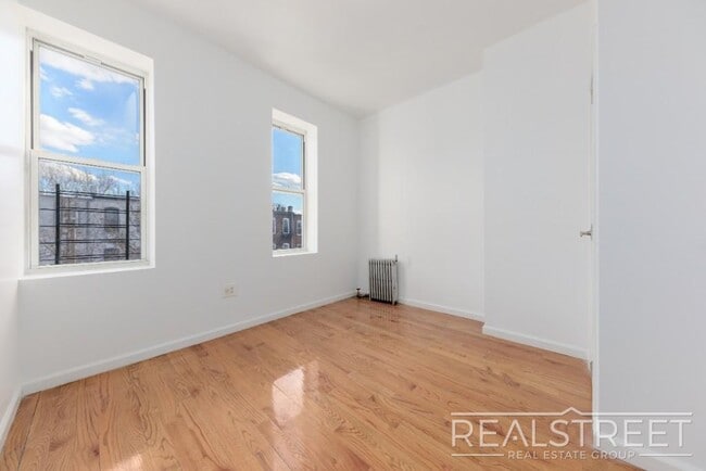 Building Photo - Lovely 3 BED Floor Thru w/ PRIVATE BACKYAR...