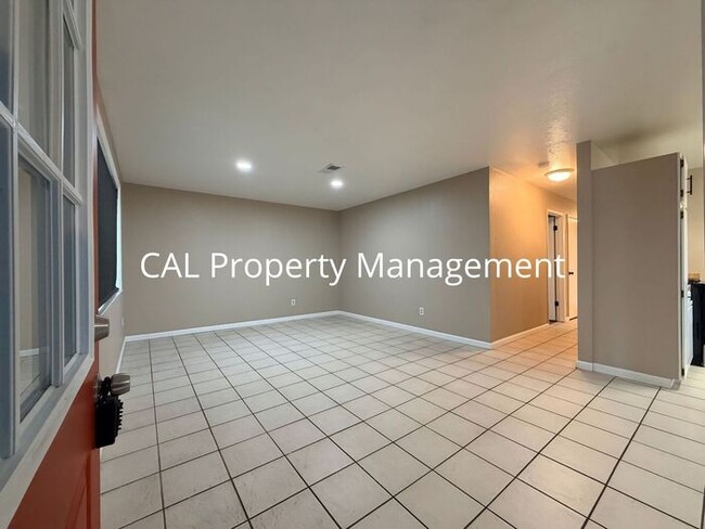 Foto del edificio - Spacious 4-Bedroom Home with 2-Car Garage & Backyard Oasis