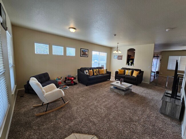 Foto del edificio - 3 Bed 3 bath house in 80916!