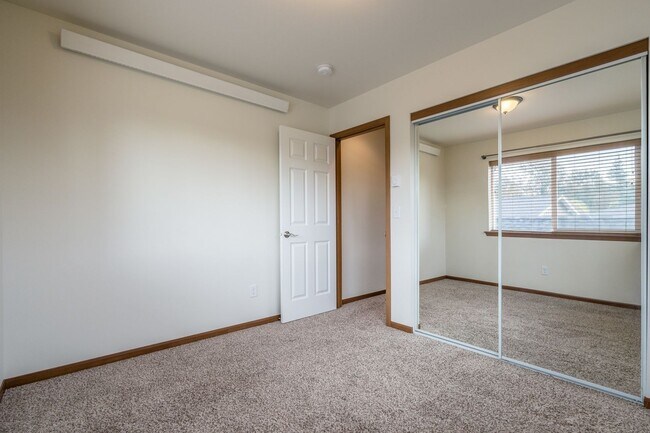 Foto del edificio - MOVE IN SPECIAL! 2 Bedrooms, 1.5 Bath Single Family Townhouse - Stonecrest Ct ( E.Bakerview Rd.)