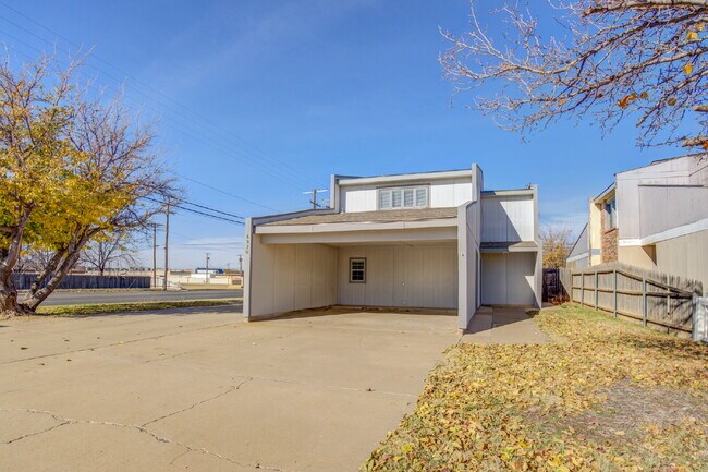 Foto del edificio - Two Story, 2 Bed / 1.5 Bath Duplex with Mo...