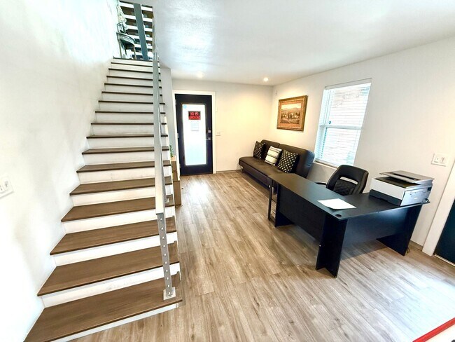 Foto del edificio - AVAILABLE NOW! Jaw Dropping 3 Story 3 Bedr...