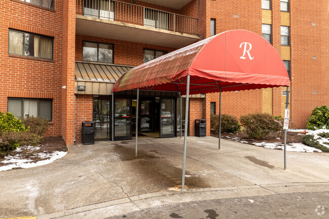 Entrada - Renaissance Apartments