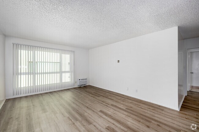 1 habitación, 1 baño - 740 pies cuadrados - Sala de estar - 464 S. Berendo St.