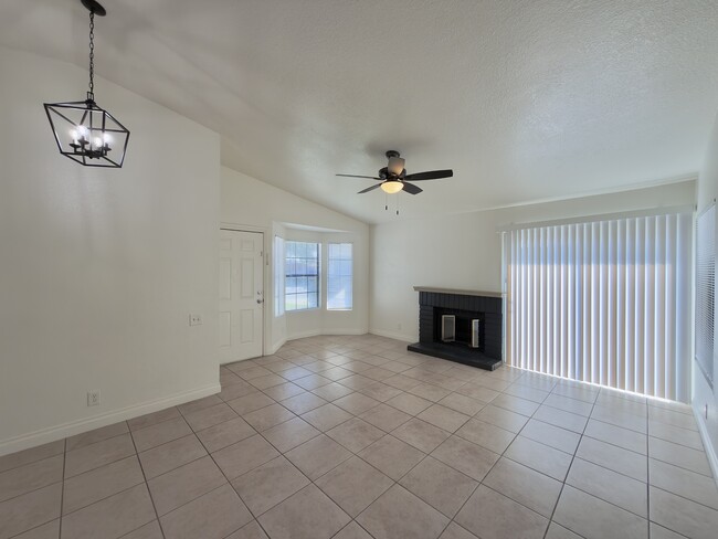 Foto del edificio - 7880 Pinyon Ave